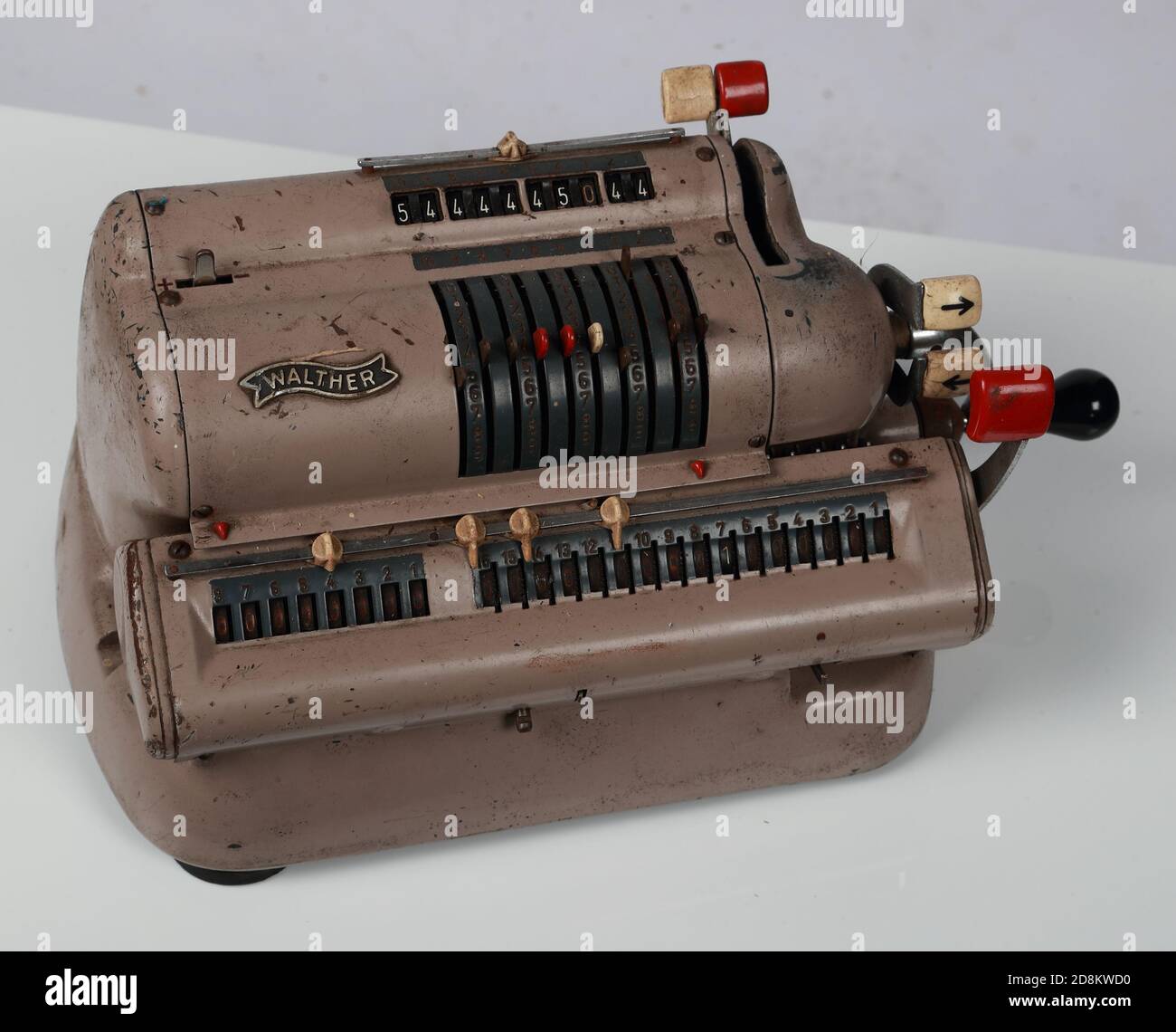 Machine à calculer mécanique allemande brune Walther Photo Stock - Alamy