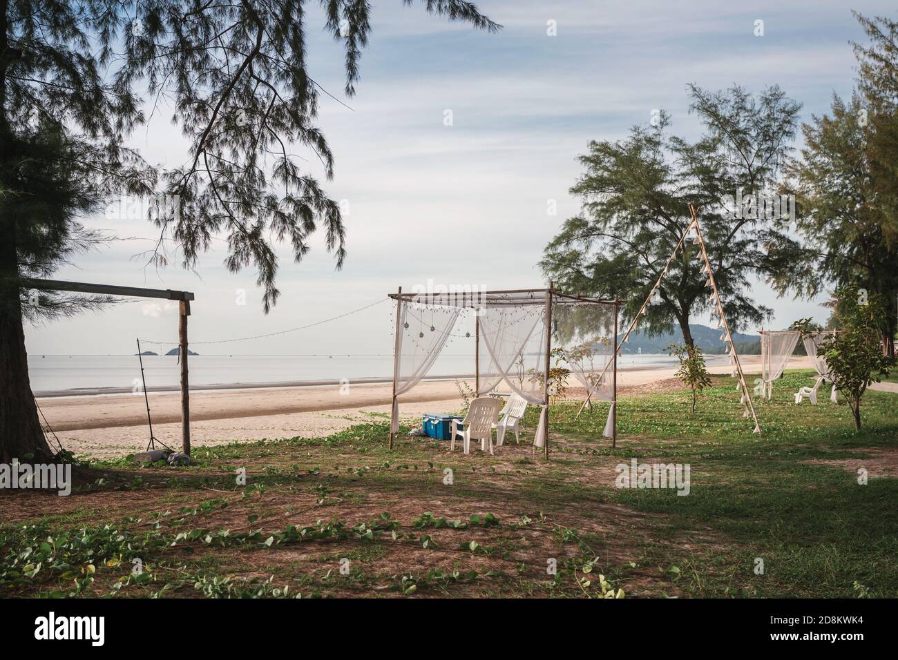 Un abri en bois et des chaises longues sont installés sur la plage Banque D'Images