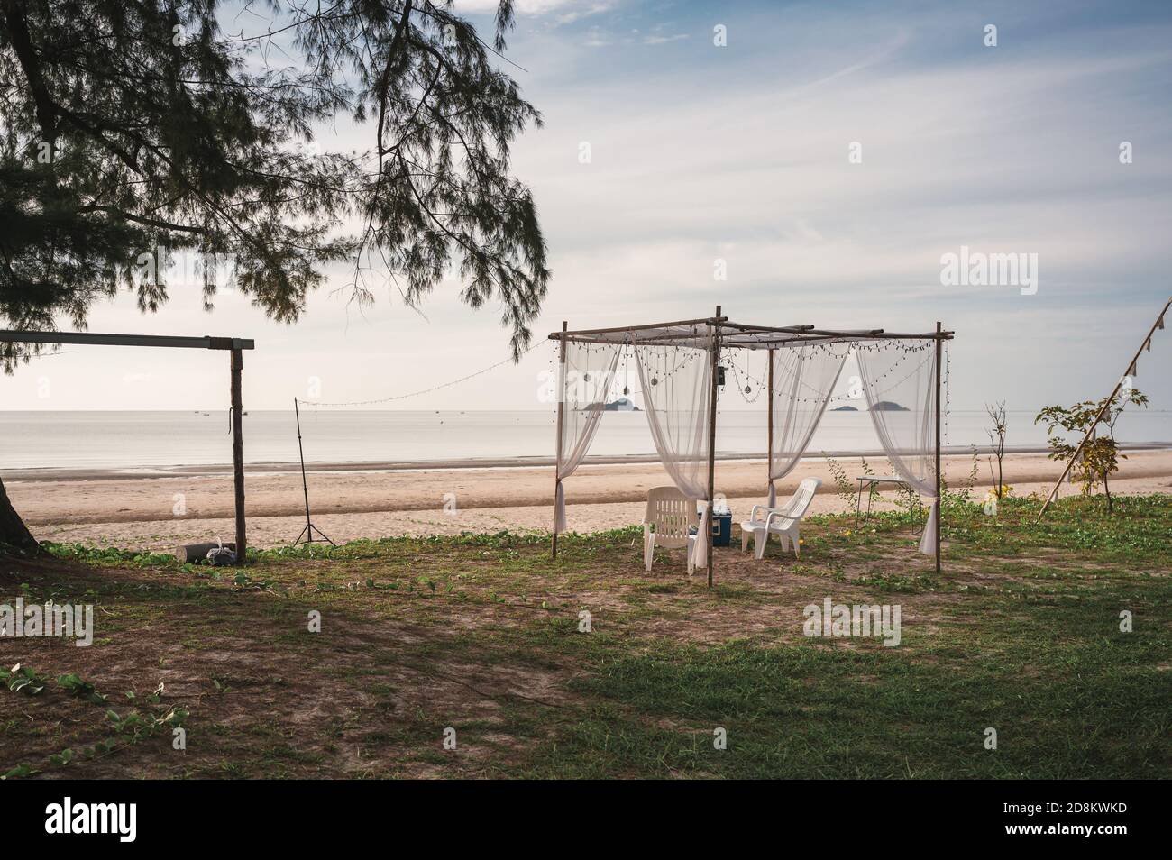 Un abri en bois et des chaises longues sont installés sur la plage Banque D'Images