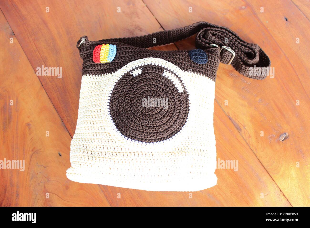 Sac en tricot en forme d'icône Instagram dans un belvédère Avec une base en teck - avant Banque D'Images
