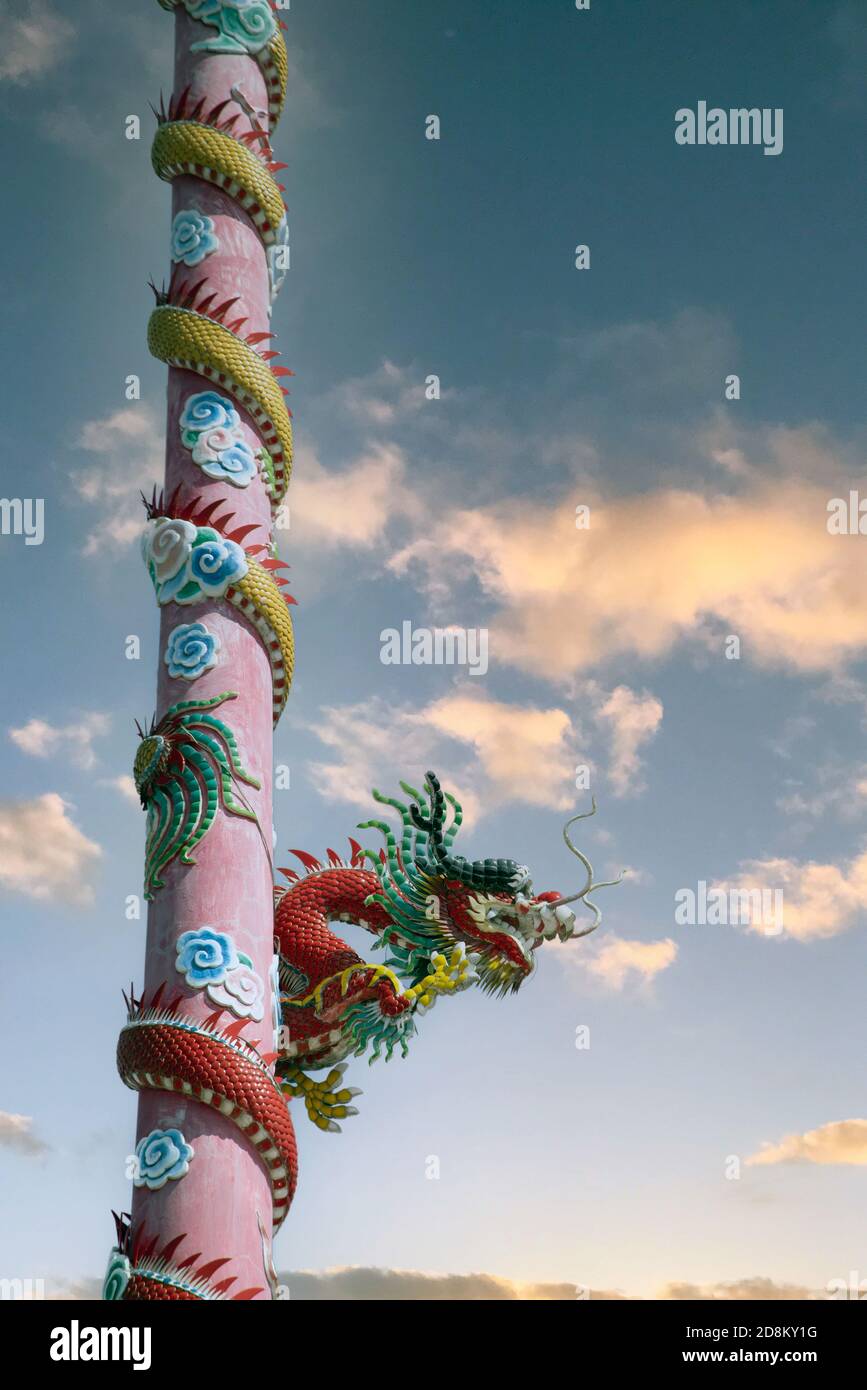 Les piliers avec des dragons de stuc enveloppés autour d'eux sont l'art des sanctuaires chinois. Banque D'Images