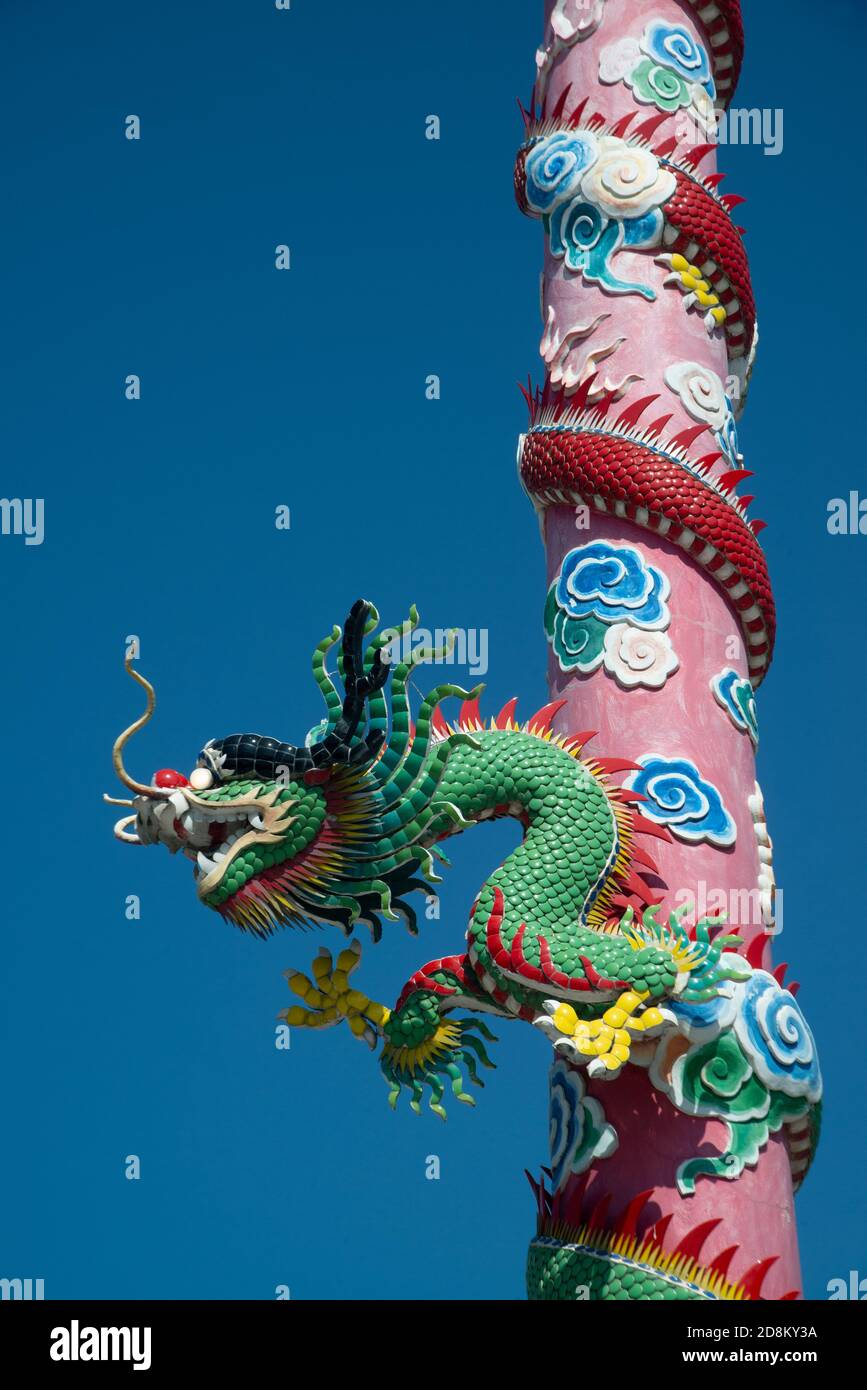 Les piliers avec des dragons de stuc enveloppés autour d'eux sont l'art des sanctuaires chinois. Banque D'Images