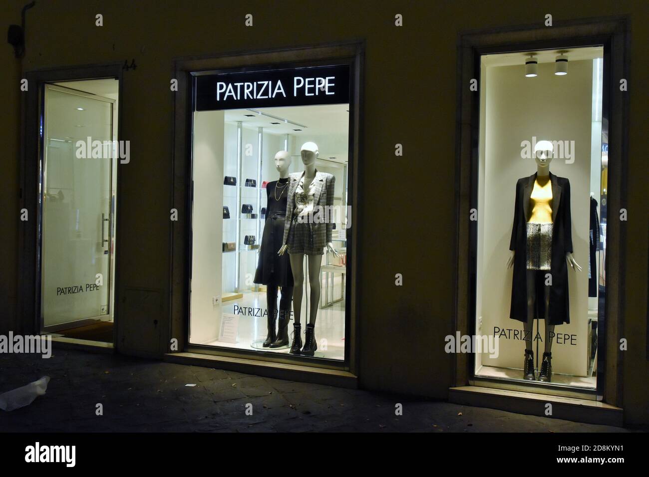 Naar Roux metaal ENTRÉE DU MAGASIN DE MODE PATRIZIA PEPE DANS LA RUE FRATTINA Photo Stock -  Alamy