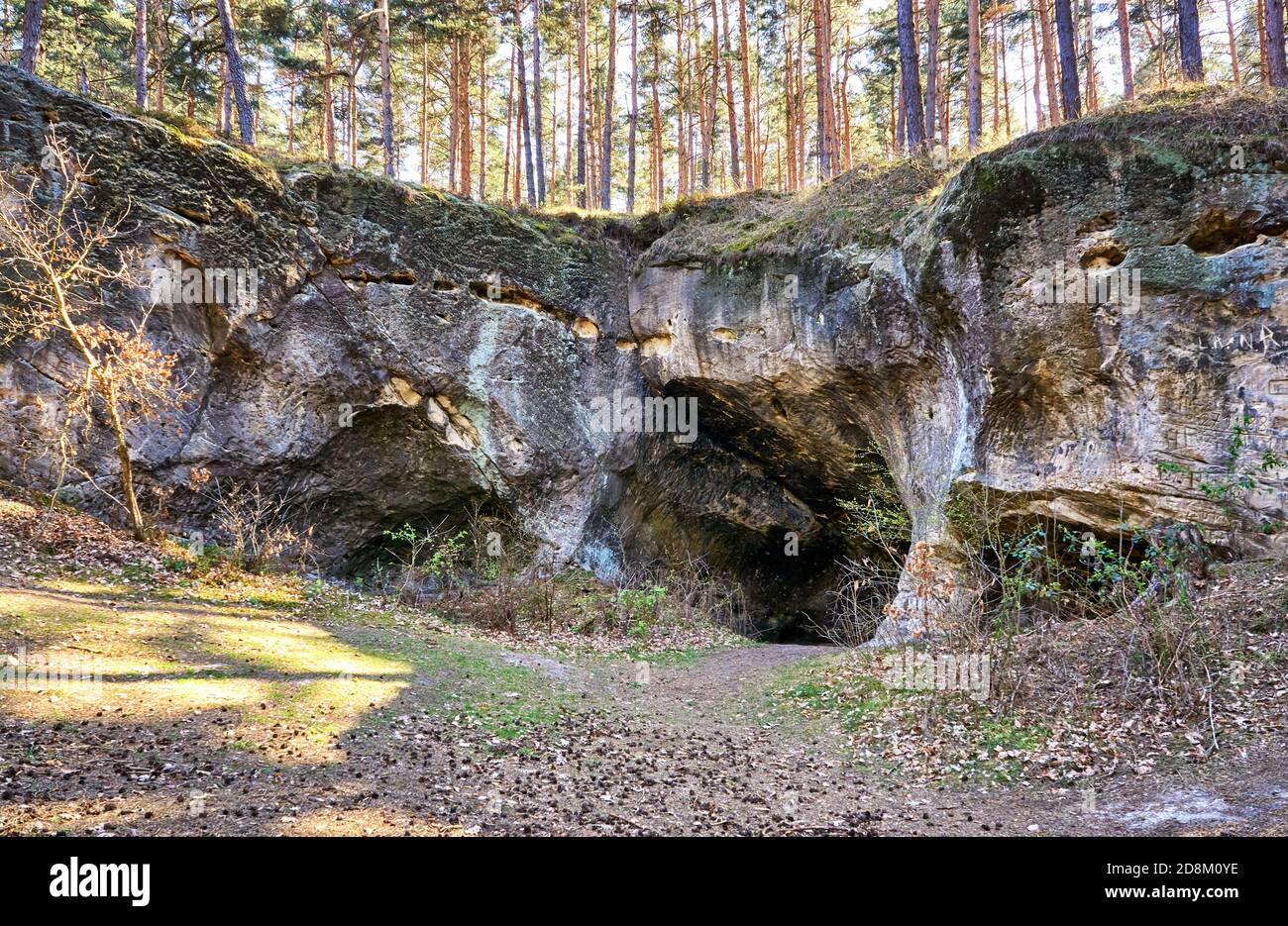 Entrée dans une grotte mystérieuse dans le paysage de roche de grès de Blankenburg. Allemagne. Banque D'Images