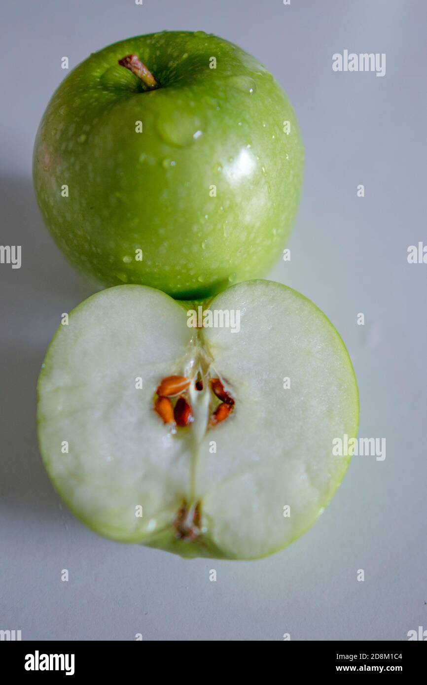 une pomme verte avec des gouttes d'eau Banque D'Images