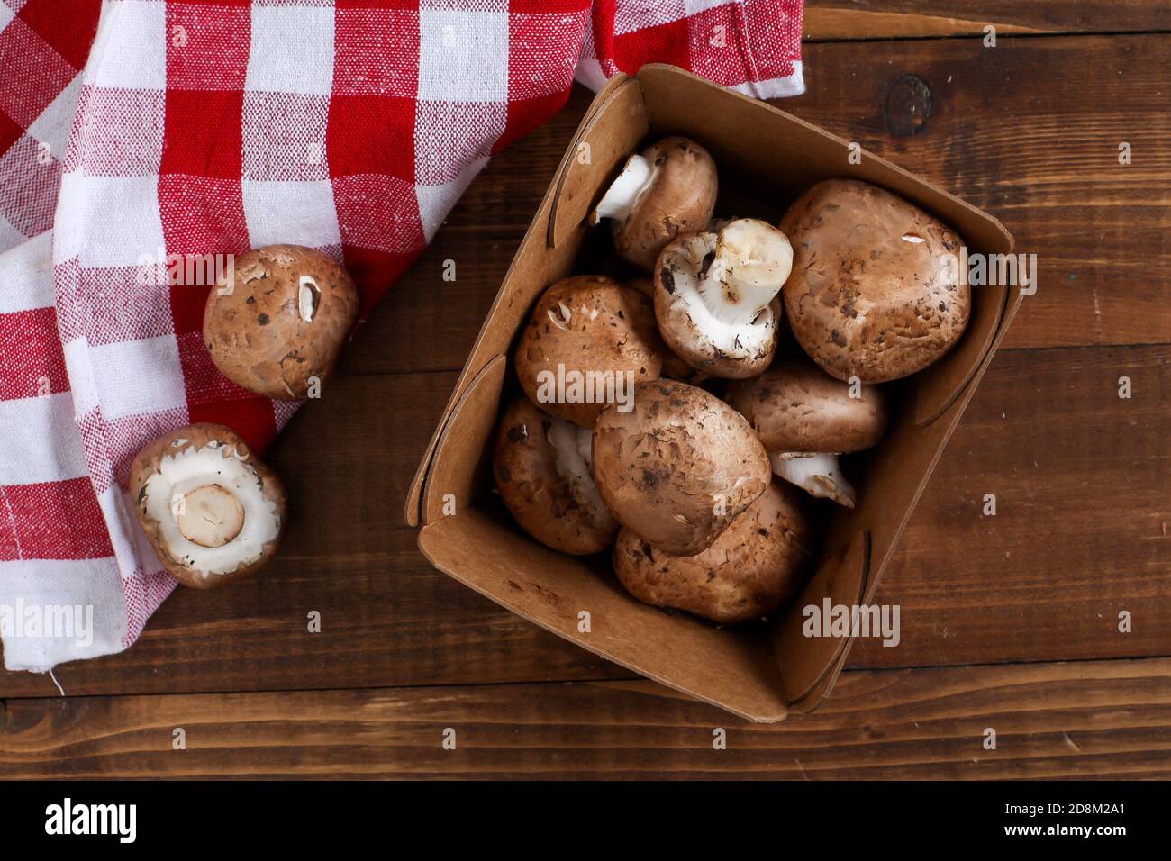 Plat de champignons Baby Bella à l'intérieur d'une boîte en bois Banque D'Images