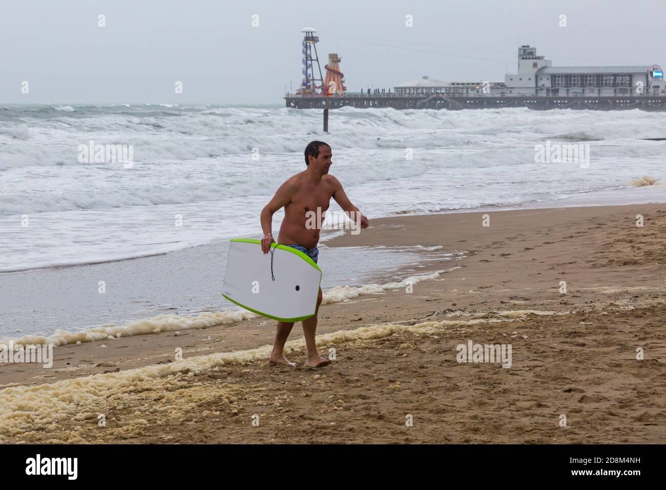 Bournemouth, Dorset, Royaume-Uni. 31 octobre 2020. Météo au Royaume-Uni : journée d'Halloween humide et sauvage avec pluie persistante et vents violents à Bournemouth. Le temps n'empêche pas ces gens de s'amuser en mer. Crédit : Carolyn Jenkins/Alay Live News Banque D'Images