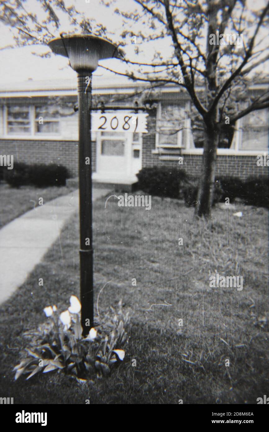 Belle photographie en noir et blanc vintage des années 1970 d'une maison de banlieue familiale classique. Banque D'Images