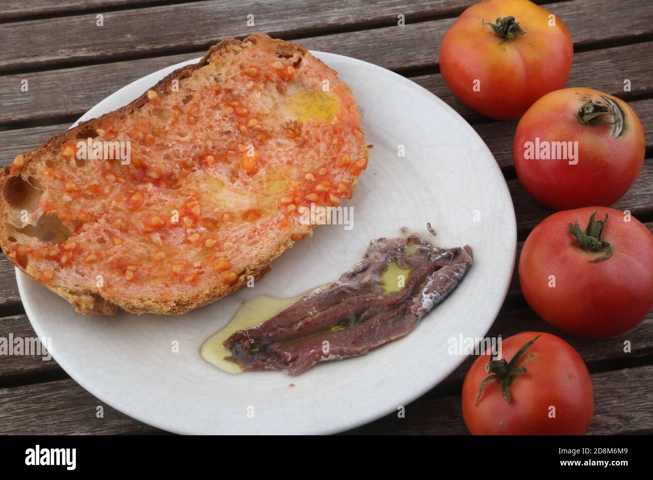 tomates et pain de tomate avec anchois et huile d'olive comme cuisine espagnole typique Banque D'Images