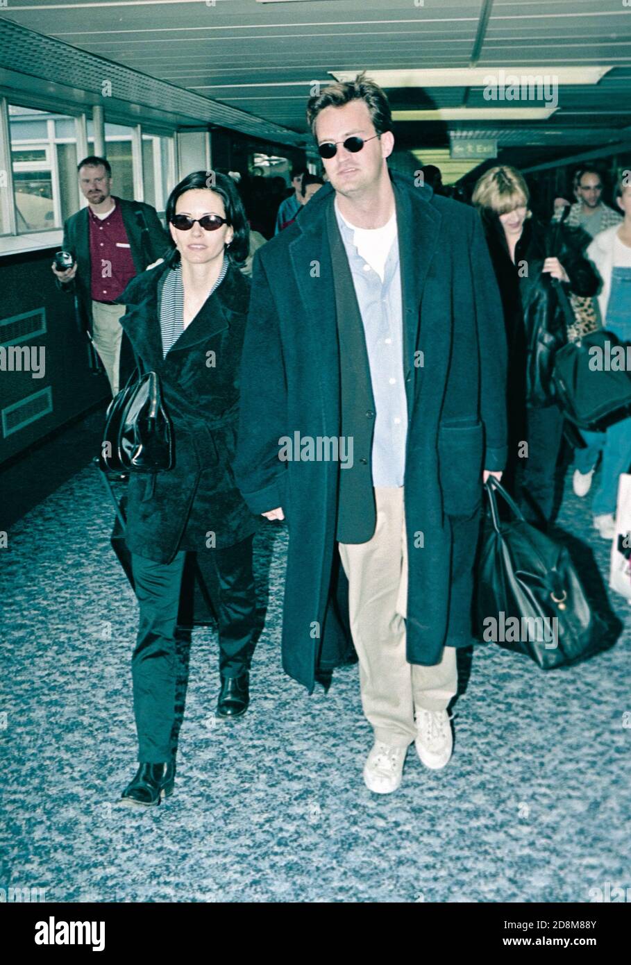 Casting de la série télévisée "Friends" arrivant à l'aéroport de Heathrow Mars 1998 Banque D'Images