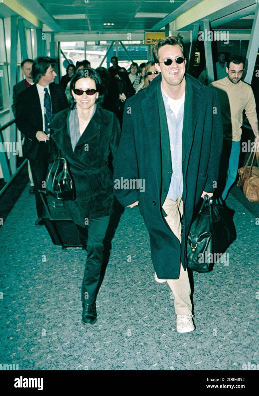 Casting de la série télévisée "Friends" arrivant à l'aéroport de Heathrow Mars 1998 Banque D'Images