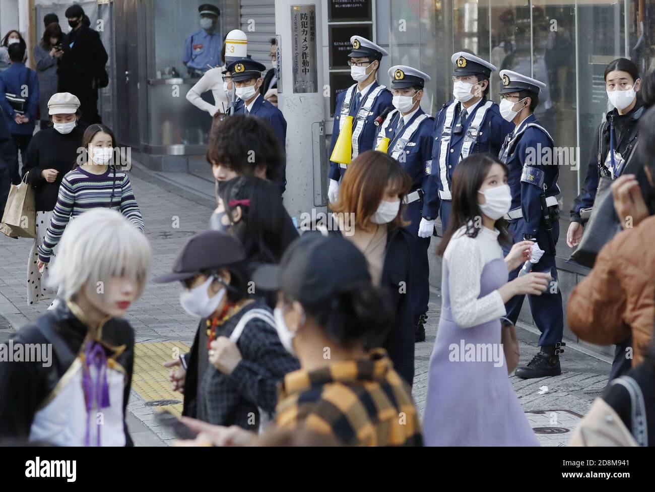 Tokyo, Japon. 31 octobre 2020. Des policiers patrouillent dans la région de Shibuya à Tokyo le 31 octobre 2020, à l'occasion de l'Halloween. Parmi les infections à coronavirus sans relâche, le maire de Shibuya Ward a dit plus tôt aux gens de s'abstenir d'y aller pour les événements d'Halloween pour lesquels il est devenu connu ces dernières années. (Kyodo)==Kyodo photo via crédit: Newscom/Alay Live News Banque D'Images