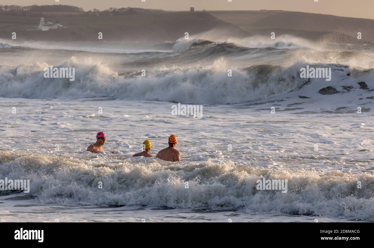 Myrtleville, Cork, Irlande. 31 octobre 2020. Les nageurs regardent les vagues s'écraser sur la plage pendant la tempête Aiden à Myrtleville, Co. Cork, Irlande.- Credit; David Creedon / Alay Live News Banque D'Images