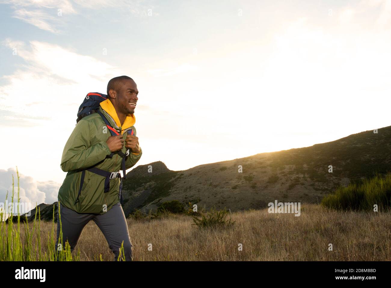 Portrait de côté de jeunes afro-américains heureux avec qui on fait de la randonnée sac à dos dans les montagnes Banque D'Images