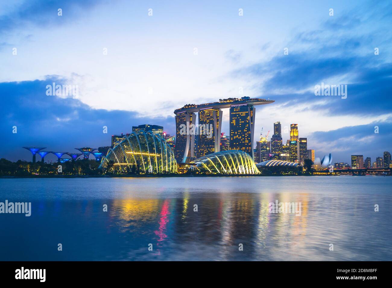 4 février 2020 : vue sur Singapour à la baie de la marina avec un bâtiment emblématique comme le supertree, le sable et le musée des sciences de l'art. Marina Bay est la nouvelle d Banque D'Images