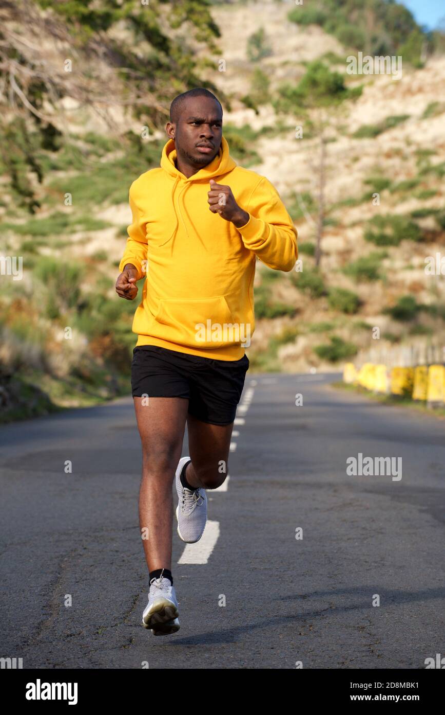 Portrait complet de l'homme de fitness afro-américain qui court rue Banque D'Images