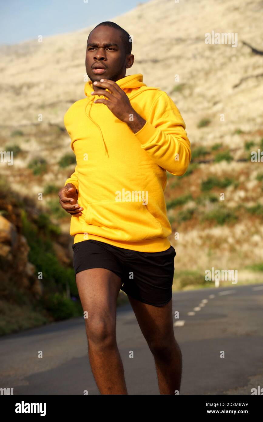 Portrait de l'homme sportif afro-américain qui court dans la rue Banque D'Images