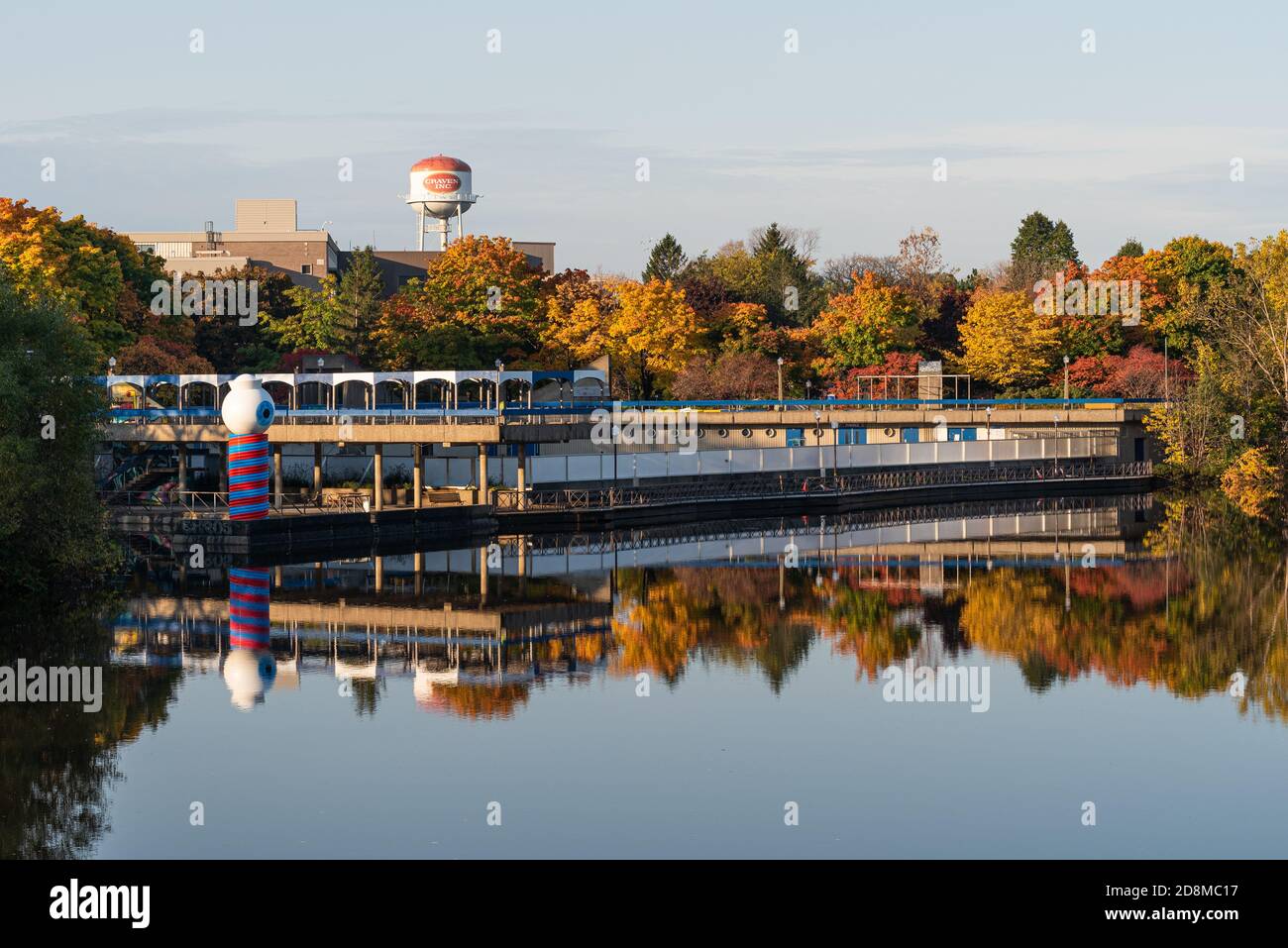 La piscine Marina Saint-Roch et la rivière Saint-Charles aux couleurs automnales, Québec, Québec, Canada. Banque D'Images