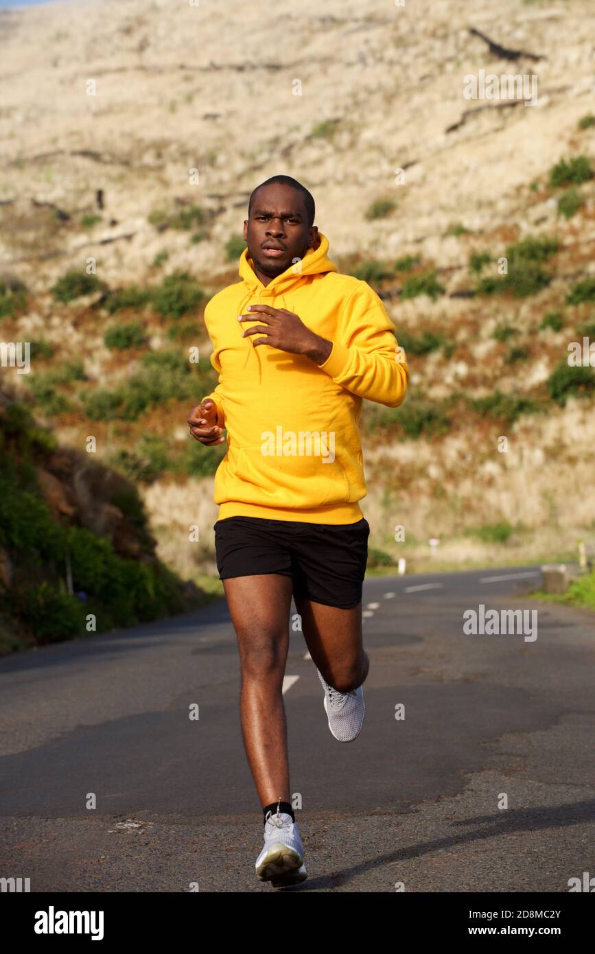 Portrait complet d'un homme afro-américain en bonne santé qui court rue Banque D'Images