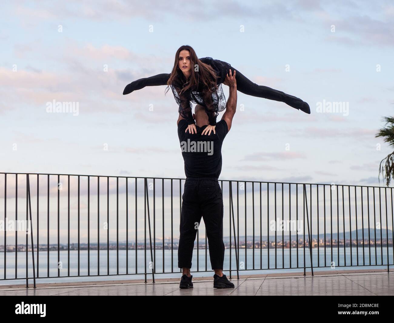 Danseurs masculins et féminins qui font une posture acrobatique Banque D'Images