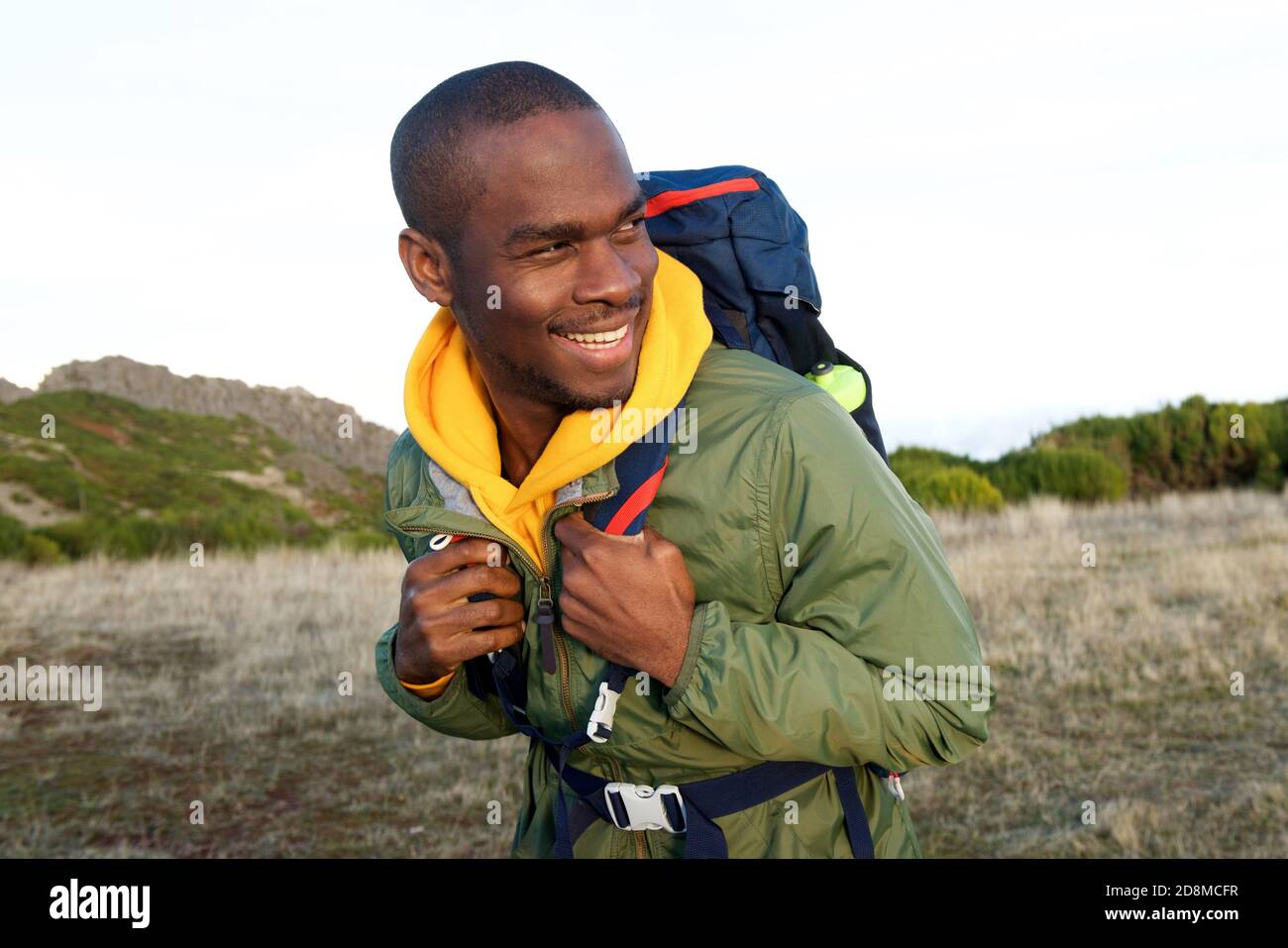 Portrait en gros plan de l'homme afro-américain heureux avec qui on fait de la randonnée sac à dos dans la nature Banque D'Images