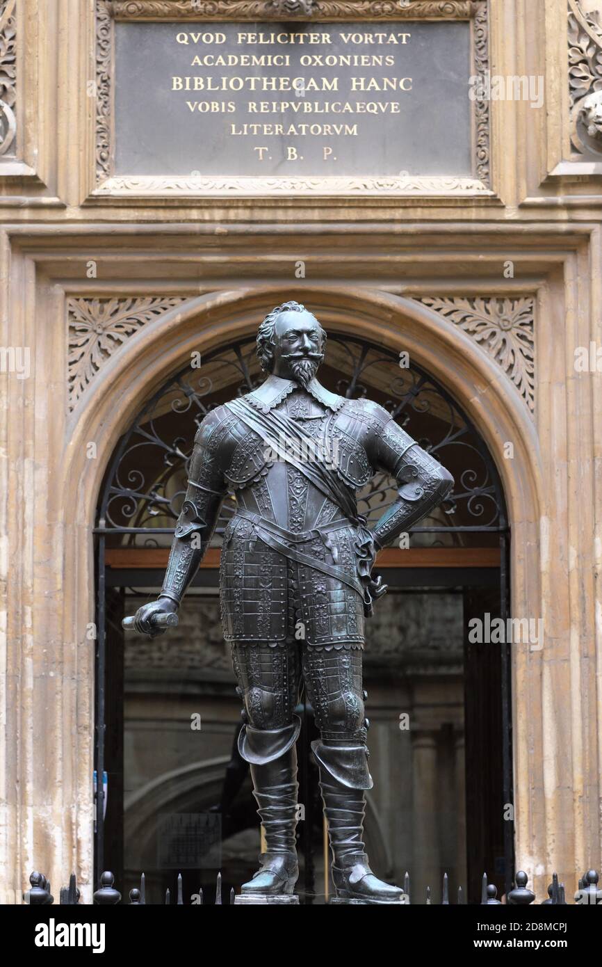 Bodleian Library Oxford UK - statue de bronze de William Herbert, 3e comte de Pembroke (1580–1630) devant l'entrée de la Old Bodleian Library Banque D'Images