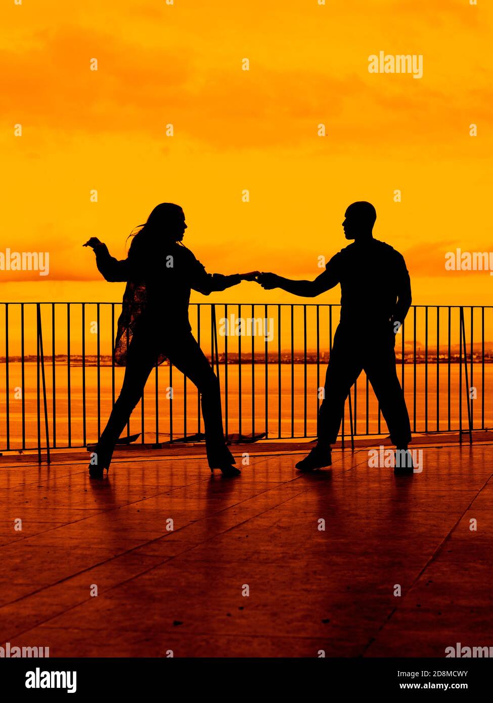 Silhouette d'un homme et d'une femme dansant à l'extérieur Banque D'Images