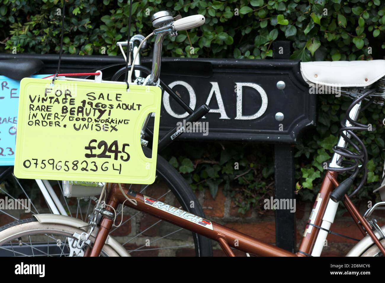 Vélo à vendre vélo Raleigh vintage d'occasion annoncé à la vente Dans  Oxford Oxfordshire Royaume-Uni Photo Stock - Alamy