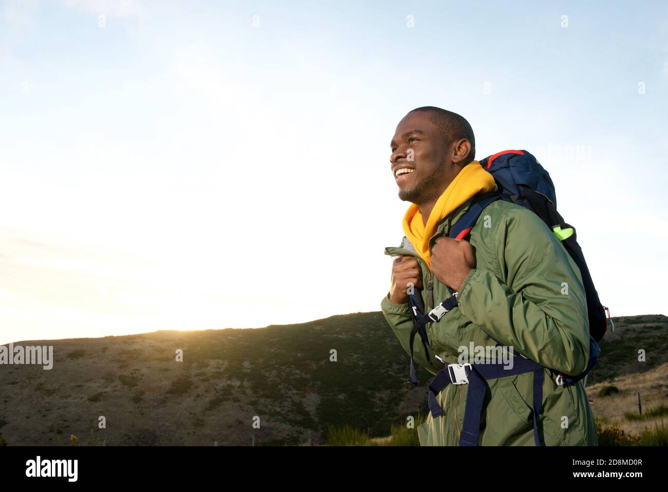 Portrait latéral de l'homme afro-américain heureux randonnée dans la nature avec sac à dos Banque D'Images