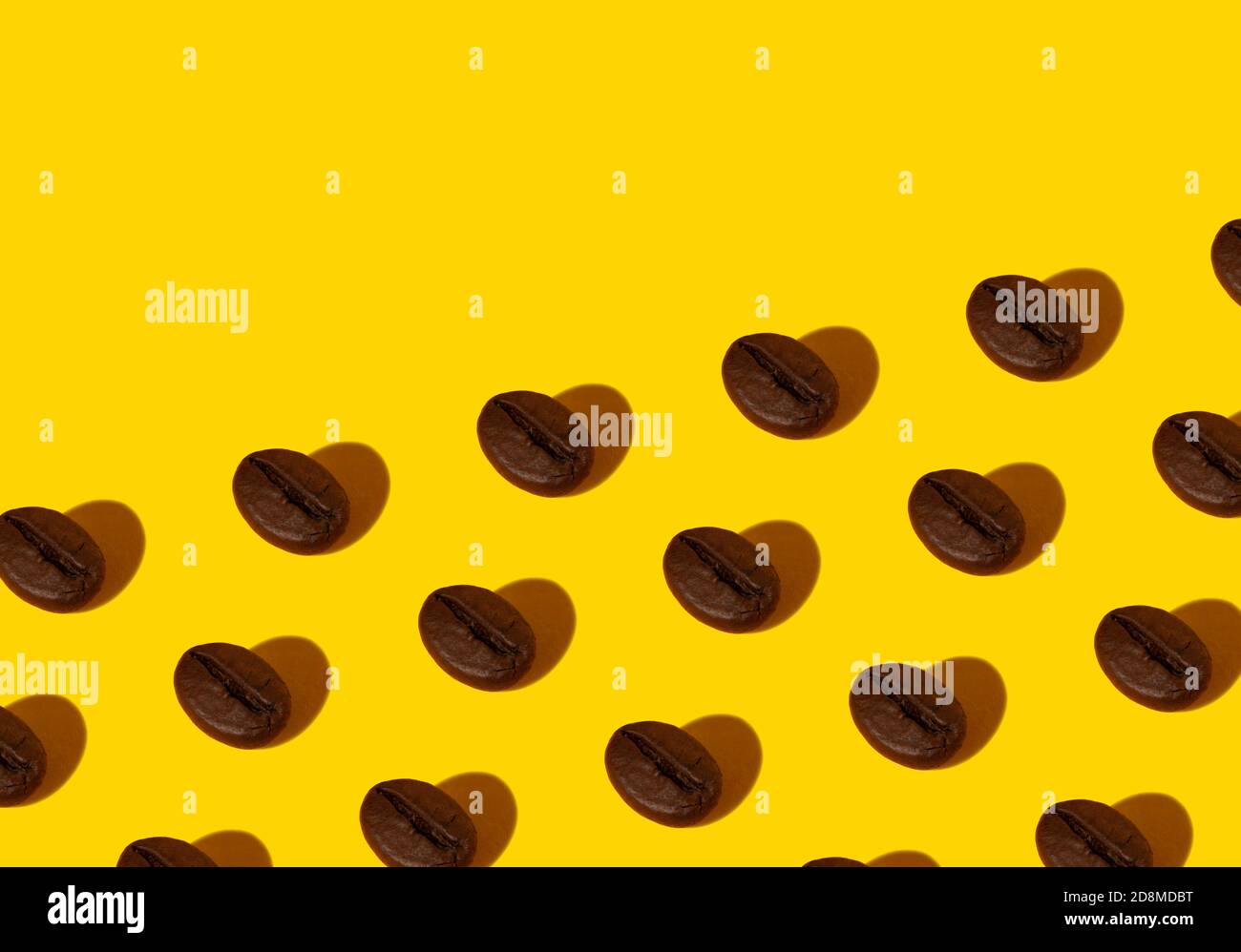 Collage créatif et lumineux de photos macro réelles d'un café sélectionné grains sur fond jaune avec une ombre dure la forme d'un coeur avec un lieu f Banque D'Images