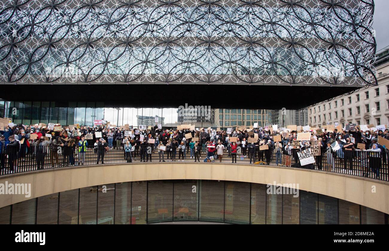 BIRMINGHAM, ROYAUME-UNI - 04 juin 2020 : Birmingham, Royaume-Uni, 4 juin 2020. Des milliers de manifestants se sont rassemblés sur la place Victoria en solidarité avec Banque D'Images