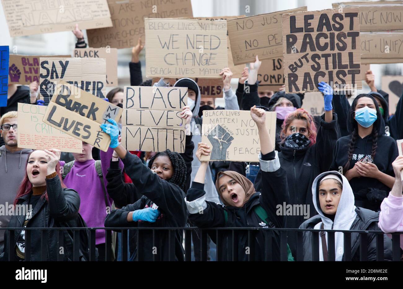 BIRMINGHAM, ROYAUME-UNI - 04 juin 2020 : Birmingham, Royaume-Uni, 4 juin 2020. Des milliers de manifestants se sont rassemblés sur la place Victoria en solidarité avec Banque D'Images