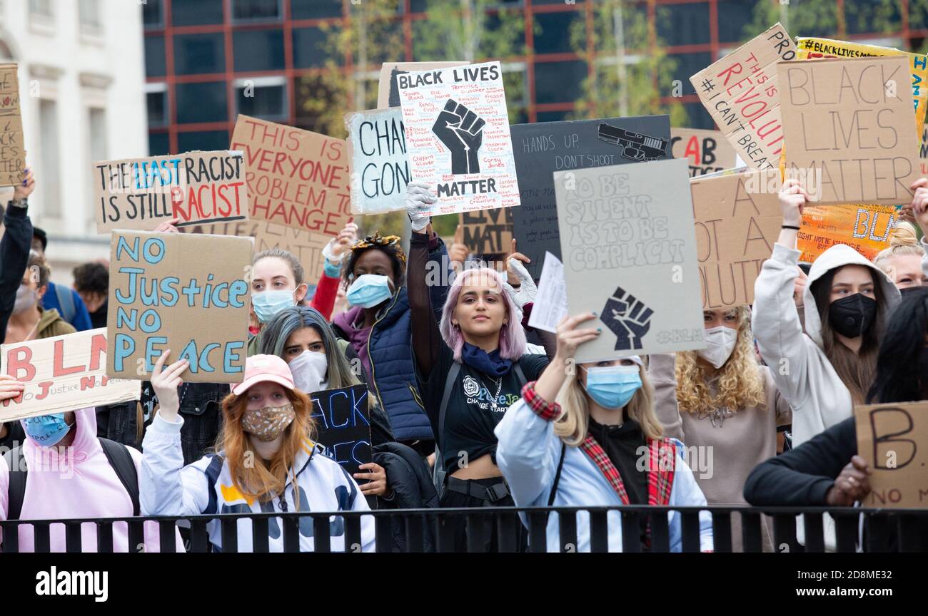 BIRMINGHAM, ROYAUME-UNI - 04 juin 2020 : Birmingham, Royaume-Uni, 4 juin 2020. Des milliers de manifestants se sont rassemblés sur la place Victoria en solidarité avec Banque D'Images