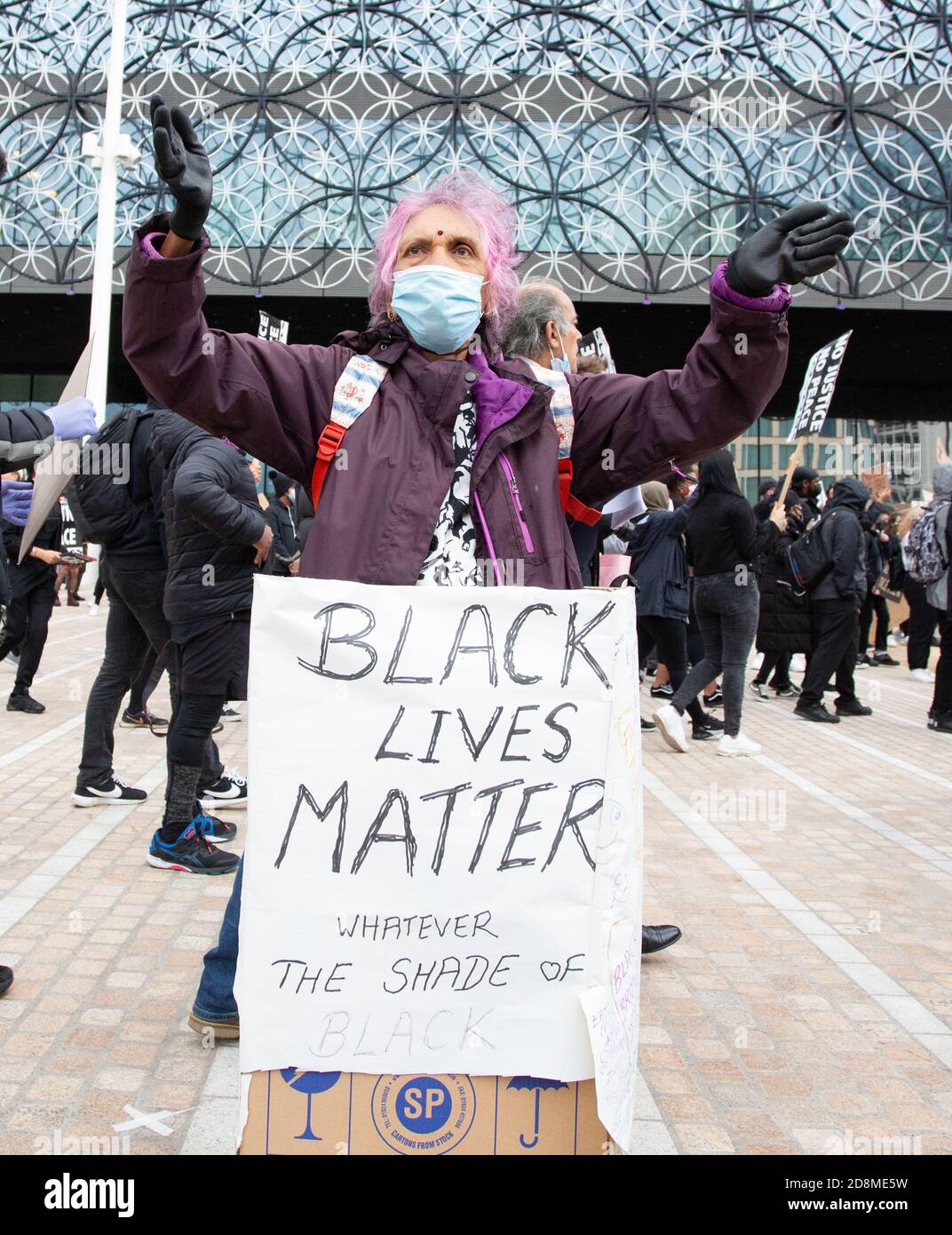 BIRMINGHAM, ROYAUME-UNI - 04 juin 2020 : Birmingham, Royaume-Uni, 4 juin 2020. Des milliers de manifestants se sont rassemblés sur la place Victoria en solidarité avec Banque D'Images