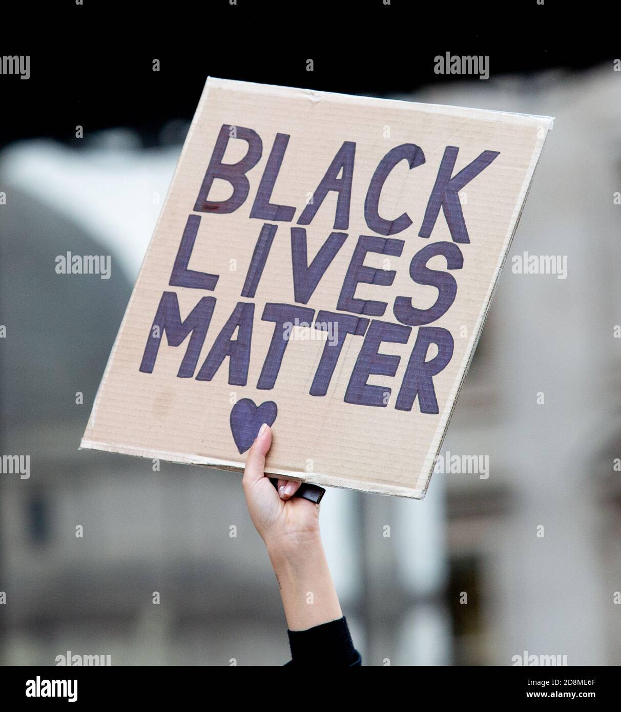 BIRMINGHAM, ROYAUME-UNI - 04 juin 2020 : Birmingham, Royaume-Uni, 4 juin 2020. Des milliers de manifestants se sont rassemblés sur la place Victoria en solidarité avec Banque D'Images