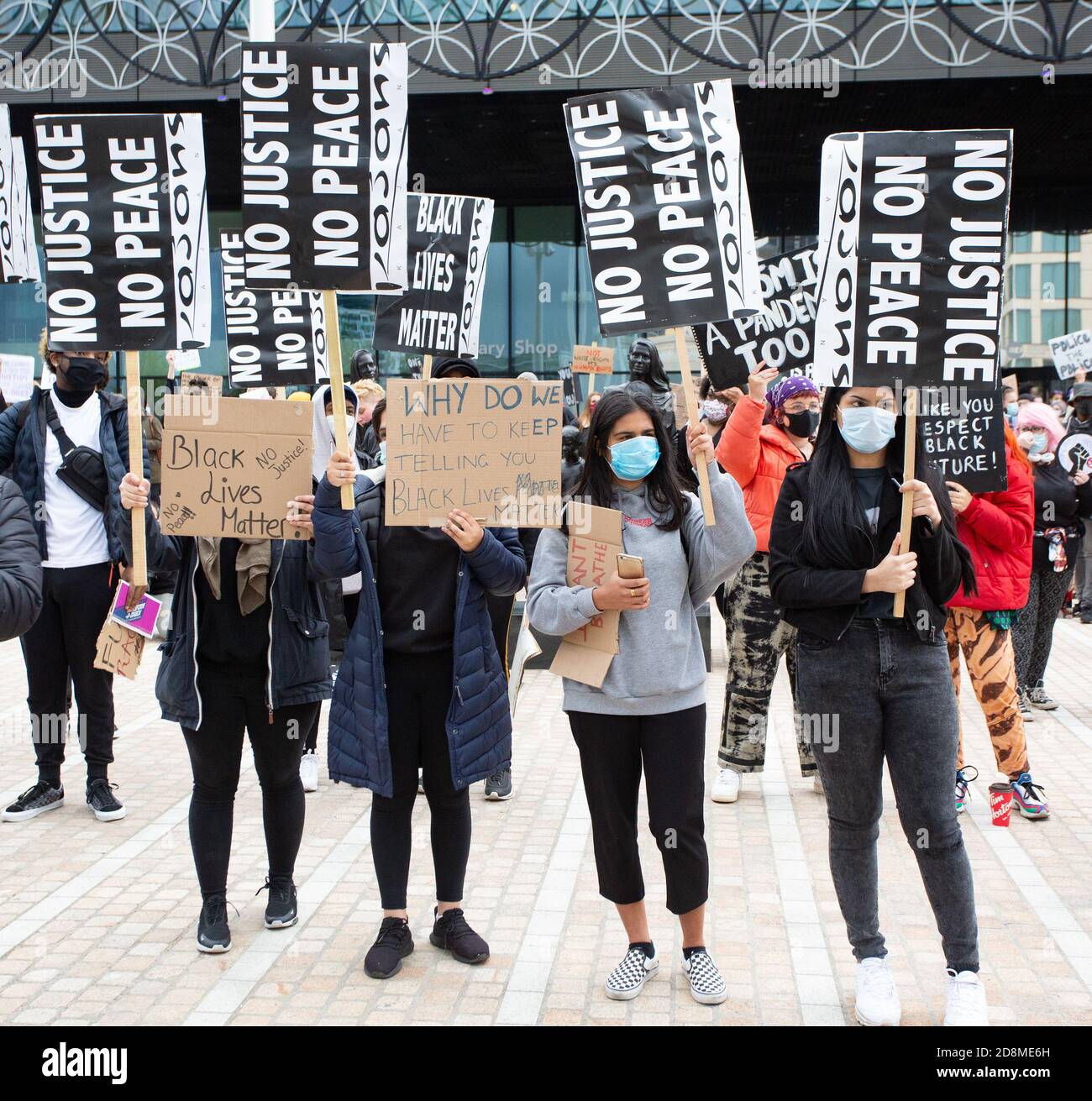 BIRMINGHAM, ROYAUME-UNI - 04 juin 2020 : Birmingham, Royaume-Uni, 4 juin 2020. Des milliers de manifestants se sont rassemblés sur la place Victoria en solidarité avec Banque D'Images