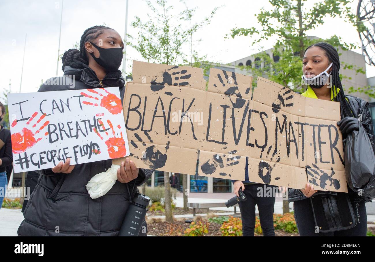 BIRMINGHAM, ROYAUME-UNI - 04 juin 2020 : Birmingham, Royaume-Uni, 4 juin 2020. Des milliers de manifestants se sont rassemblés sur la place Victoria en solidarité avec Banque D'Images