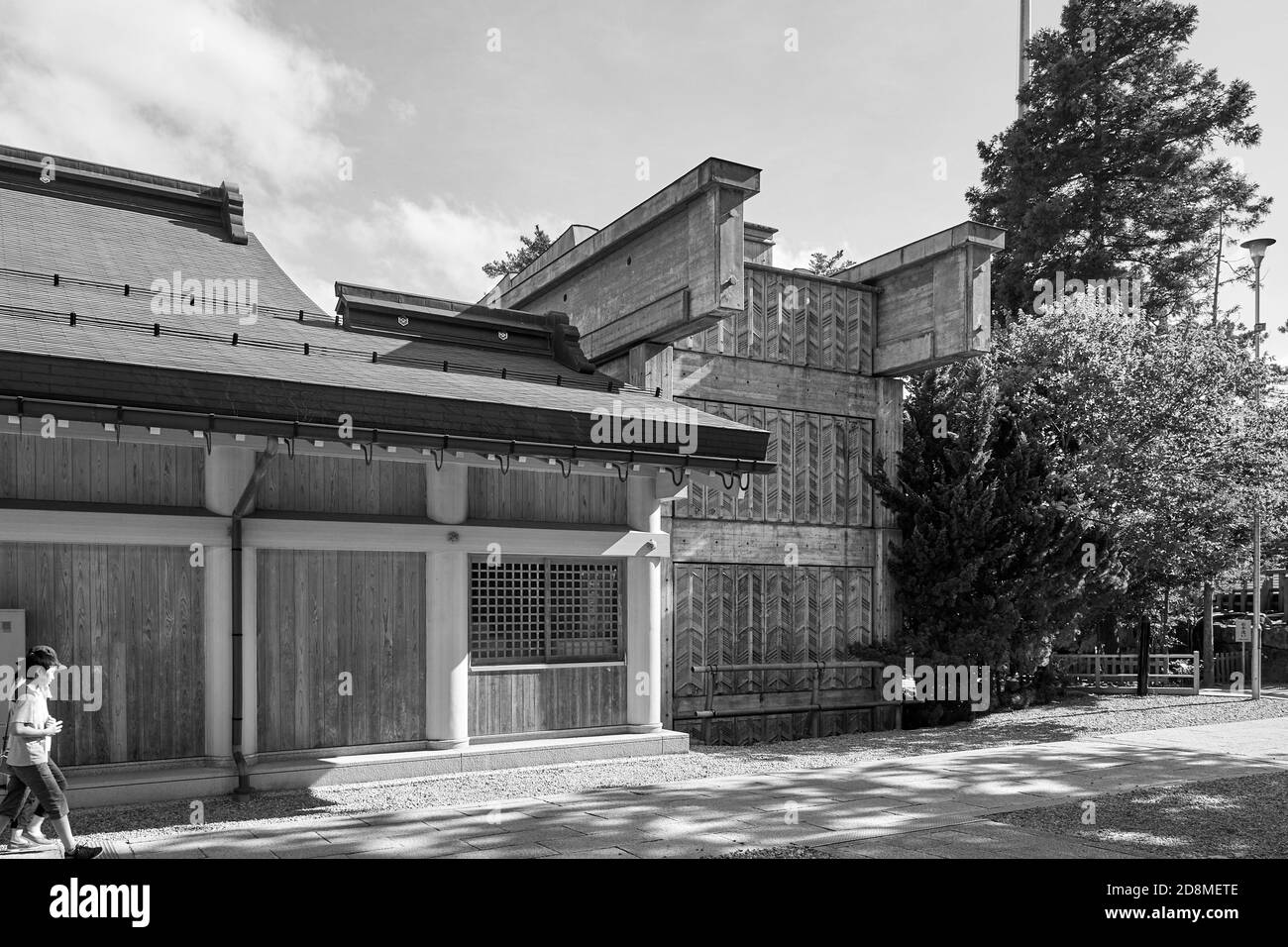 Le bâtiment administratif du Grand Sanctuaire d'Izumo, conçu par Kikuprendre Kiyonori (1963), est maintenant démoli ; Izumo, préfecture de Shimane, Japon (B&W) Banque D'Images