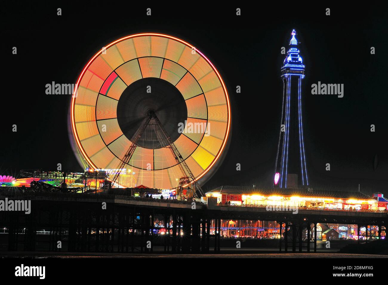 Les nombreuses couleurs de la tour Blackpool et de la grande roue la nuit pendant les illuminations annuelles Banque D'Images