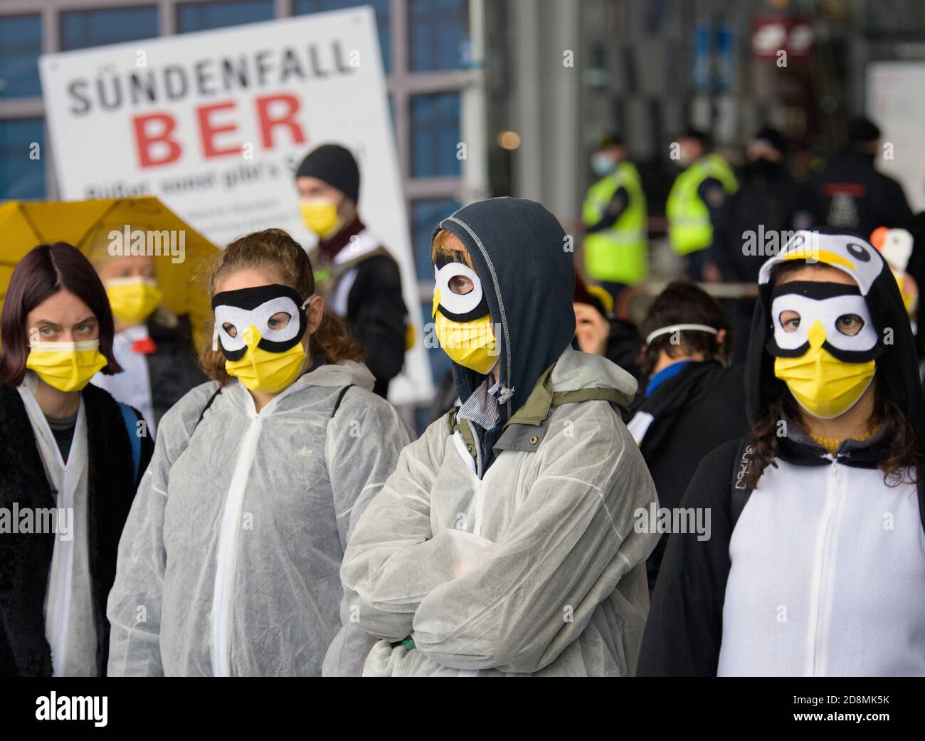 31 octobre 2020, Berlin, Schönefeld: Lors de l'ouverture de l'aéroport de Brandebourg de Berlin 'Willy Brandt' (BER), les militants du groupe 'Stay on the Ground' se tiennent en costumes d'oiseau devant une affiche 'Fall of Man BER' au terminal 1. Après un long délai, l'aéroport ouvrira le 31.10.2020. Photo: Soeren Stache/dpa-Zentralbild/ZB Banque D'Images