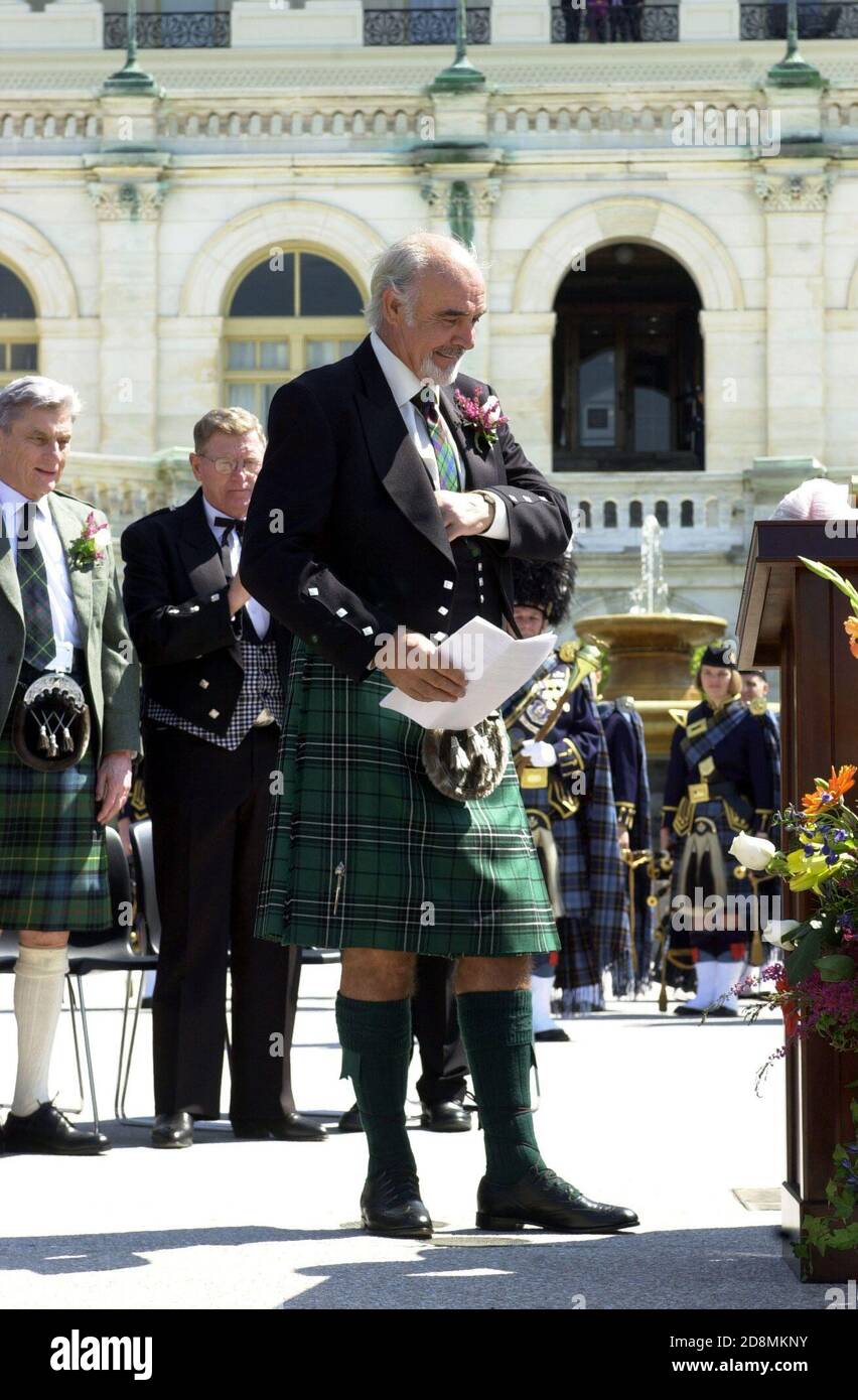Washington, États-Unis d'Amérique. 05 avril 2001. Sir Sean Connery se prépare à recevoir le prix William Wallace de la Fondation américaine-écossaise au Capitole des États-Unis à Washington, DC, le 5 avril 2001. Les sénateurs américains John Warner (républicain de Virginie) et Conrad Burns (républicain du Montana) regardent à gauche.Credit: Ron Sachs/CNP photo via Credit: Newscom/Alay Live News Banque D'Images