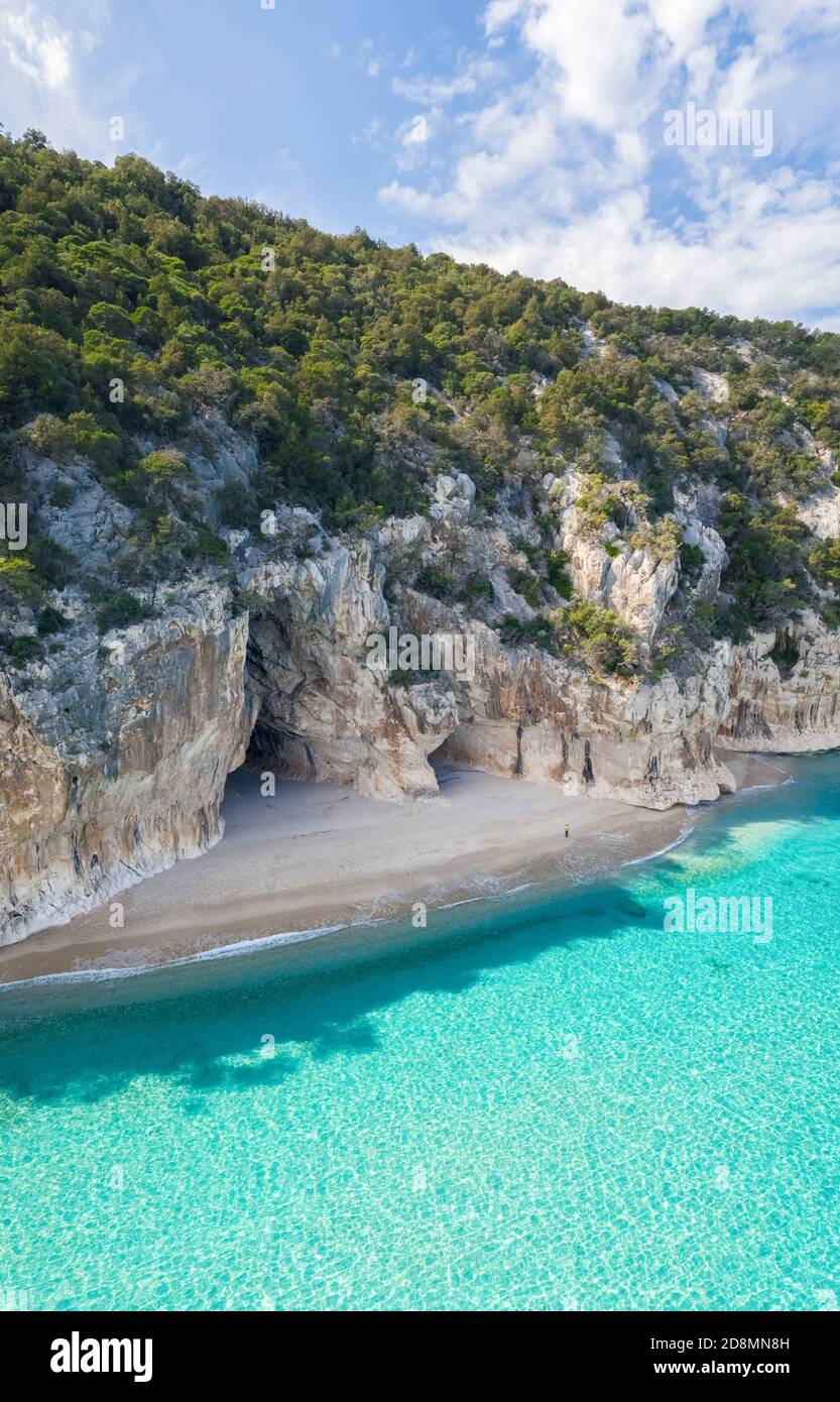 Vue aérienne de l'incroyable plage et des grottes de Cala Luna, Golfe d'Orosei, quartier de Nuoro, Ogliastra, Sardaigne, Italie. Banque D'Images