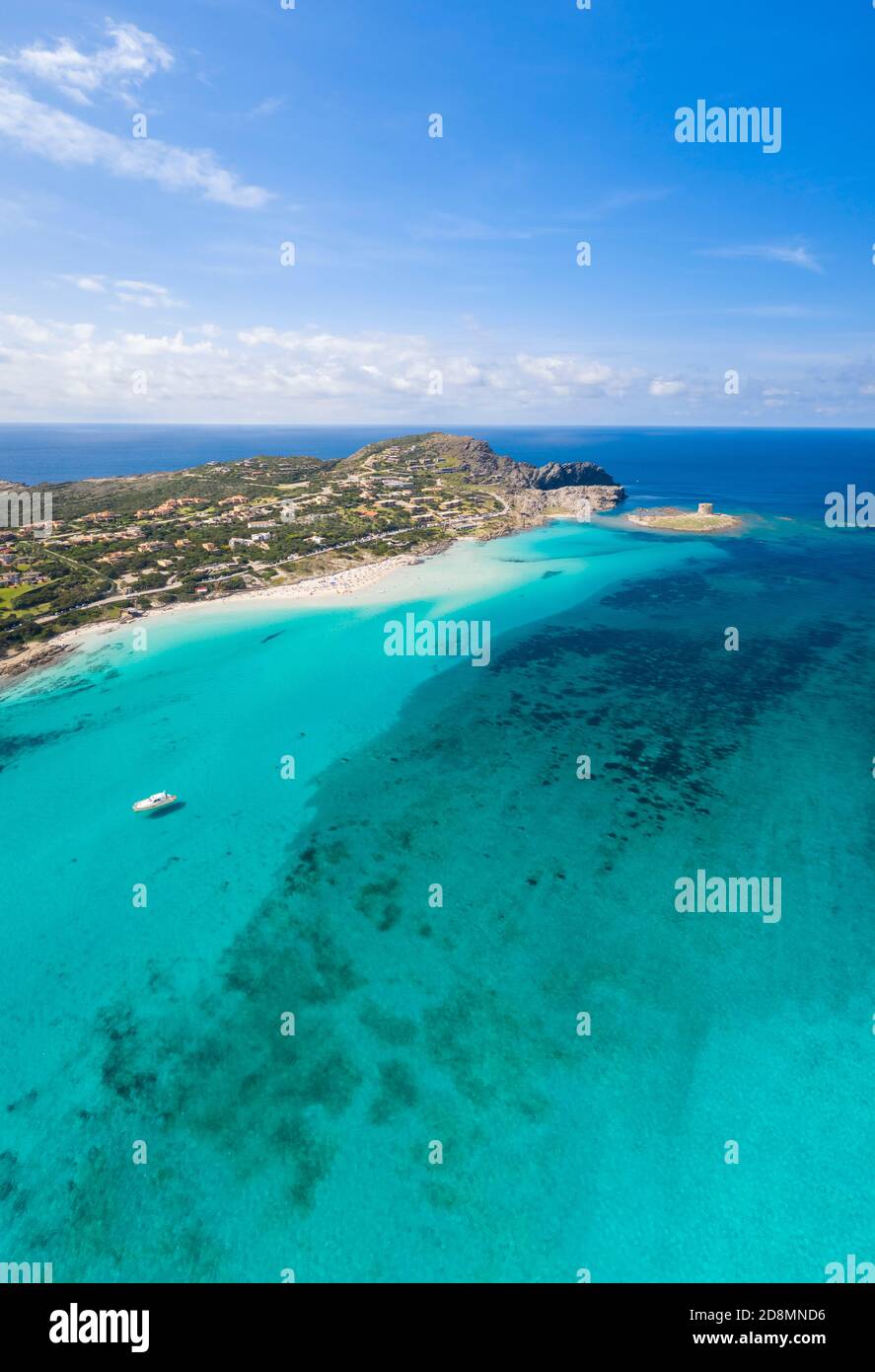 Vue aérienne de Stintino avec la Pelosa et la plage de la Pelosetta et Capo Falcone. Stintino, Golfe d'Asinara, Sassari, Sardaigne, Italie. Banque D'Images