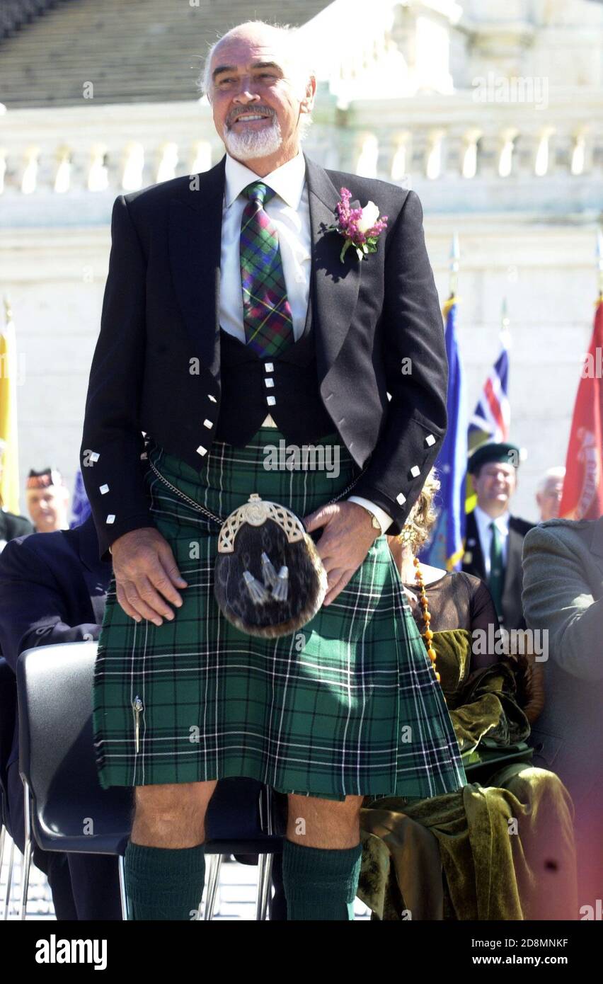 Sir Sean Connery écoute les remarques à la cérémonie du jour national du tartan du Capitole des États-Unis. Connery était au Capitole de Washington, DC pour recevoir le William Wallace Award de la Fondation américaine-écossaise le 5 avril 2001.Credit: Ron Sachs/CNP | usage dans le monde entier Banque D'Images