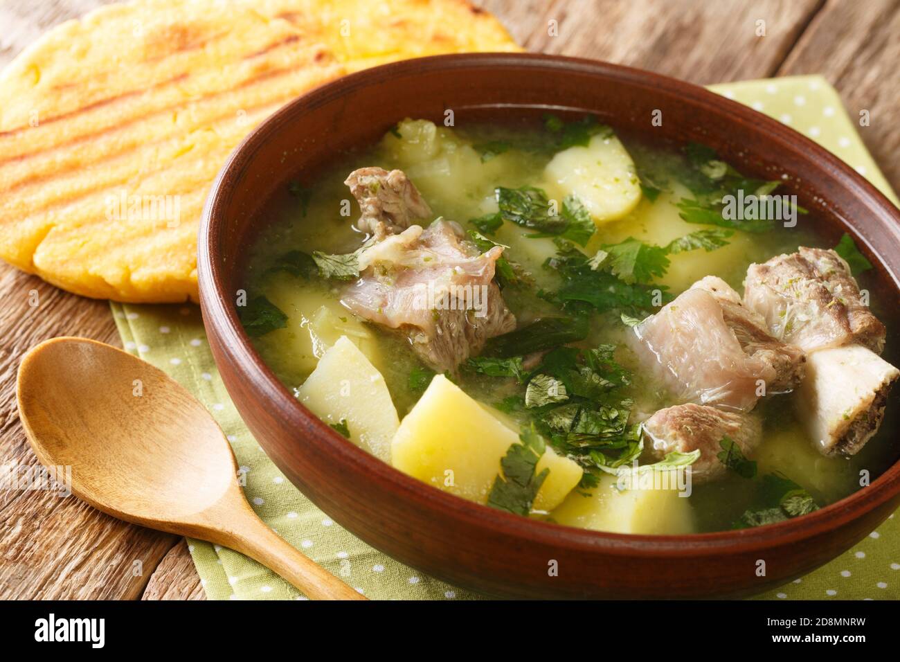 Soupe colombienne de côtes de bœuf avec pommes de terre et herbes Caldo de costilla dans un bol sur la table. Horizontale Banque D'Images