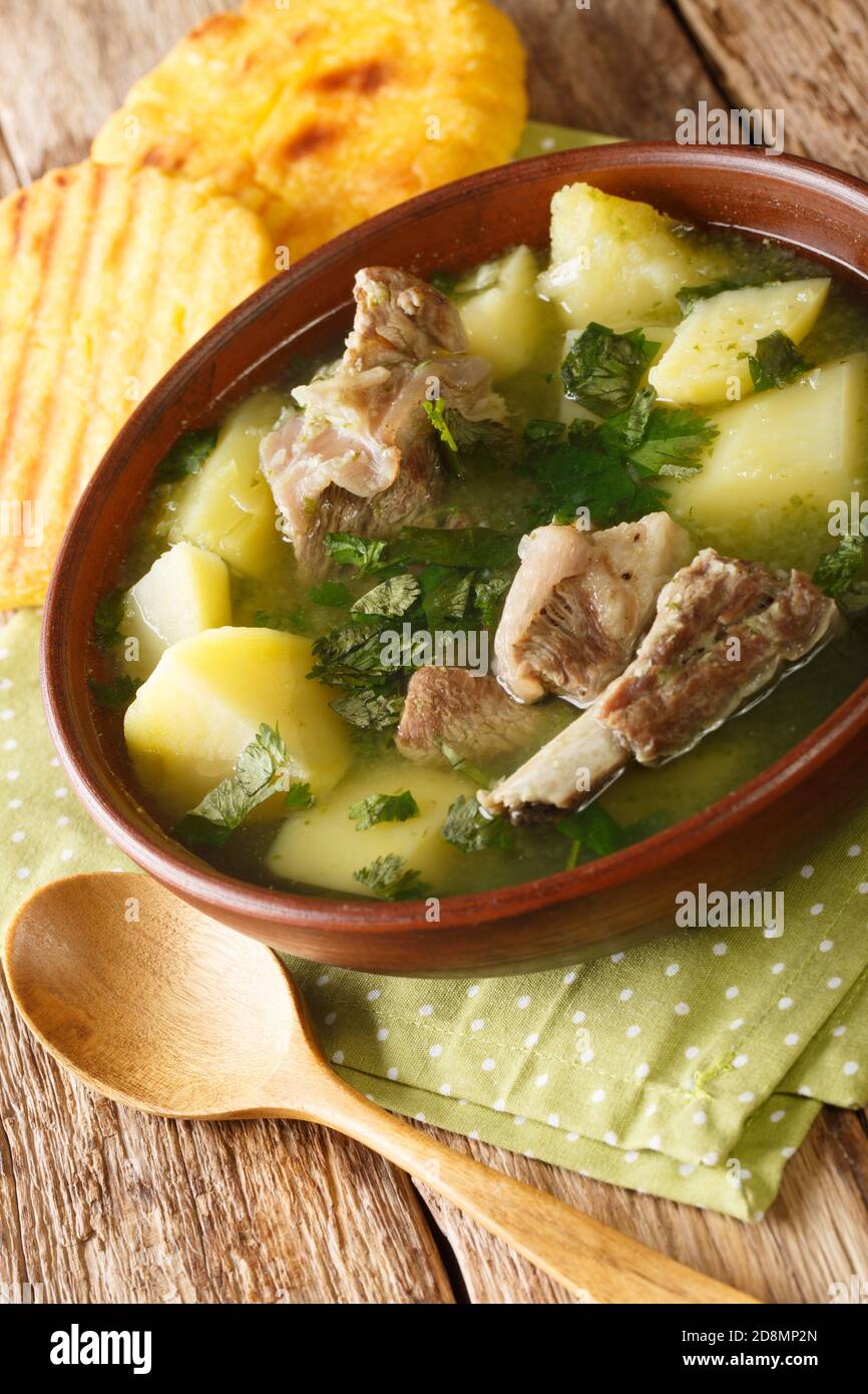 Caldo de Costilla est une soupe riche et délicieuse faite avec des côtes de bœuf pommes de terre et des herbes dans l'assiette sur la table. Verticale Banque D'Images