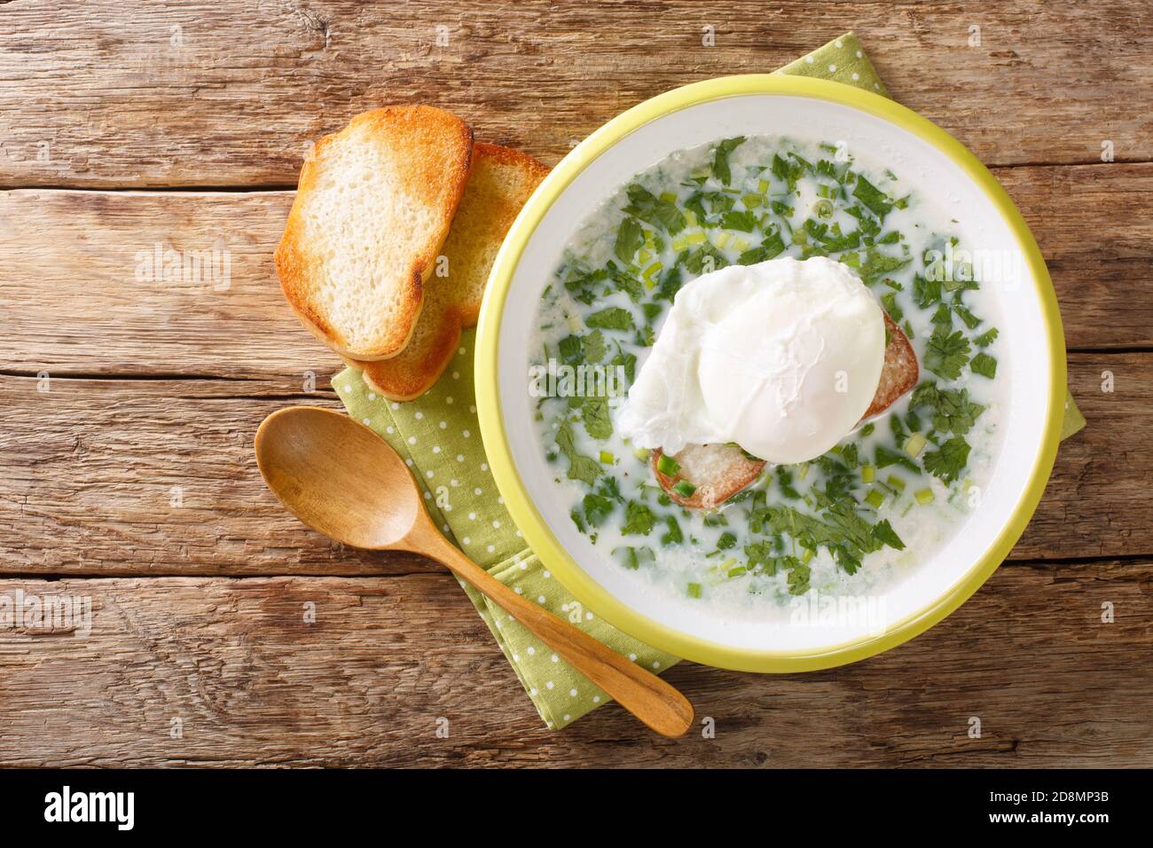 Changua est tout simplement une soupe d'oeufs et de lait, mais c'est chaud, copieux et absolument délicieux dans l'assiette sur la table. Vue horizontale sur le dessus Banque D'Images