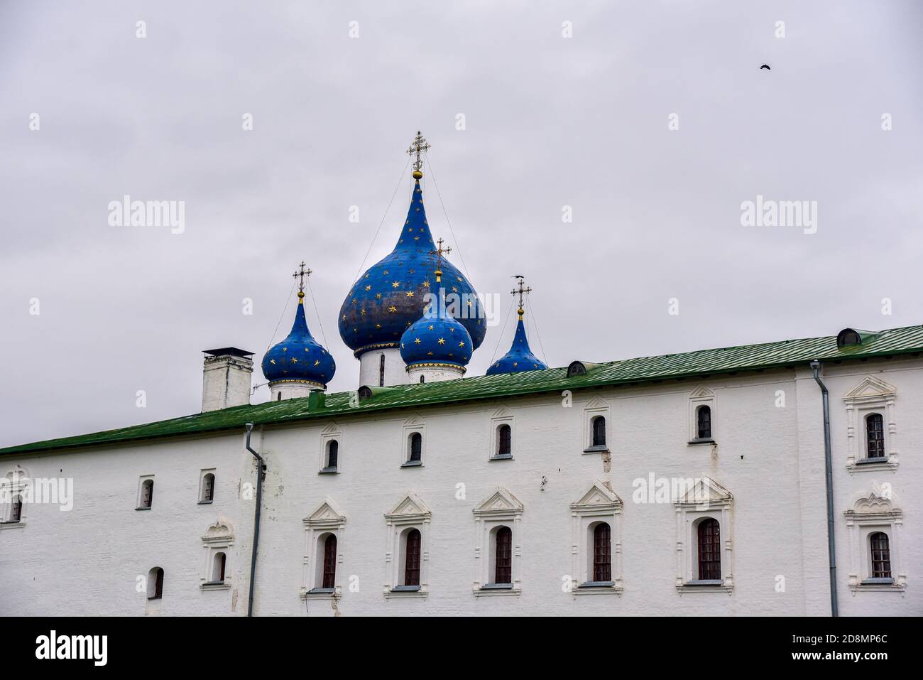 La cathédrale de la Nativité de la Vierge Marie bénie et les chambres de l'évêque du Kremlin de Suzdal. Suzdal, région de Vladimir, Russie. Dômes bleus Banque D'Images