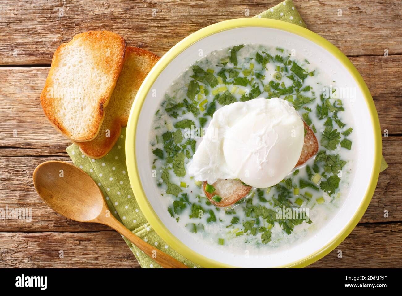 Soupe de lait colombienne Changua dans l'assiette sur la table. Vue horizontale du dessus Banque D'Images