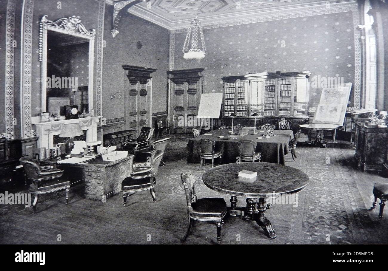 L'intérieur de la salle du ministre des Affaires étrangères au Foreign Office (Royaume-Uni) en 1925. Le département a eu de nombreux noms et sous-départements au fil des ans, comme pendant la première Guerre mondiale, lorsque le Bureau arabe a été créé en tant que section du Département du renseignement du Caire. Le Département de la recherche sur l'information a également été créé pour lutter contre la propagande et l'infiltration soviétiques. Banque D'Images